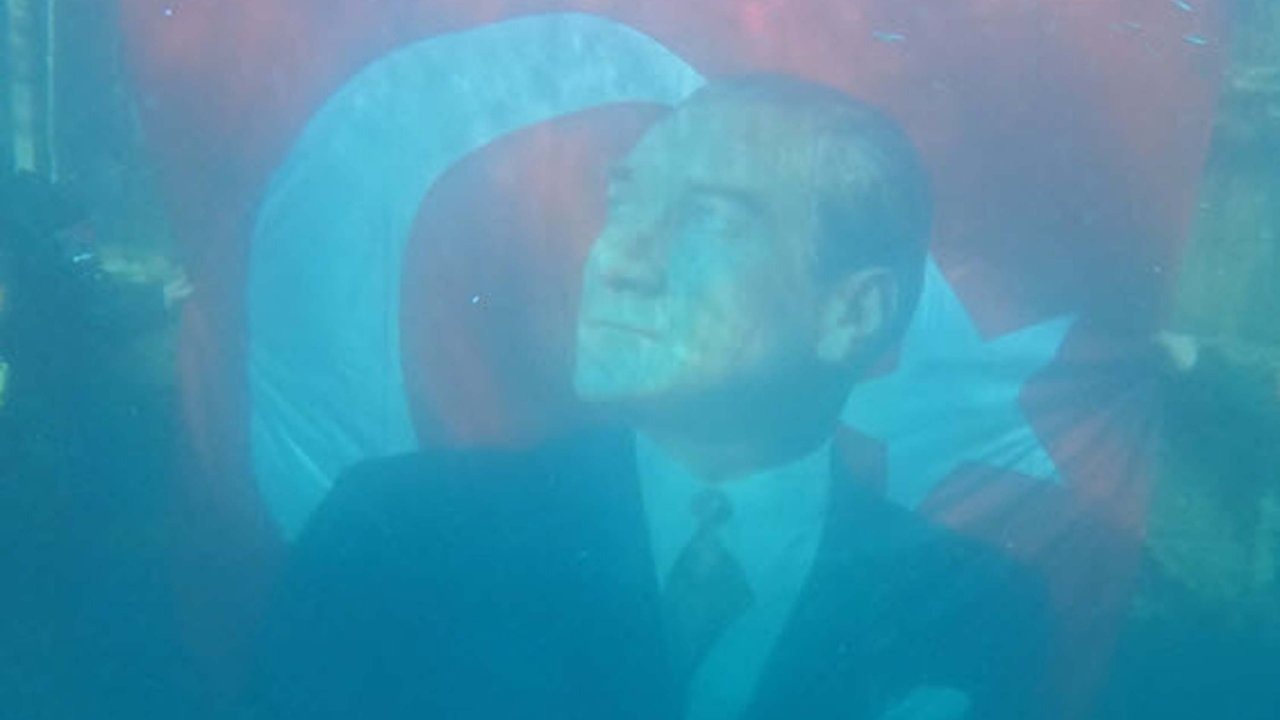 Polis dalgıçlar Ata&#039;yı andı