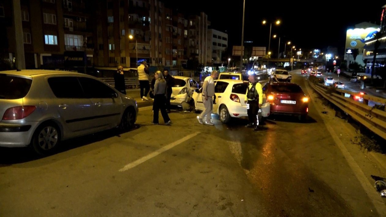 Refüje çarpan araç zincirleme kazaya sebep oldu: 1 yaralı