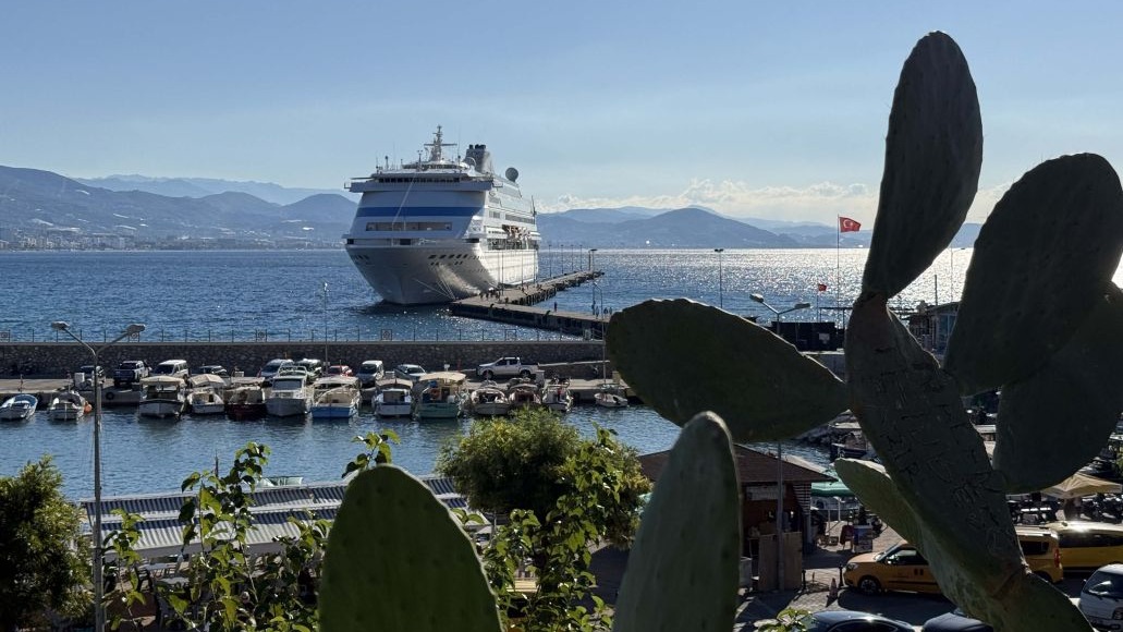 Rus turistler kruvaziyerle Alanya&#039;da