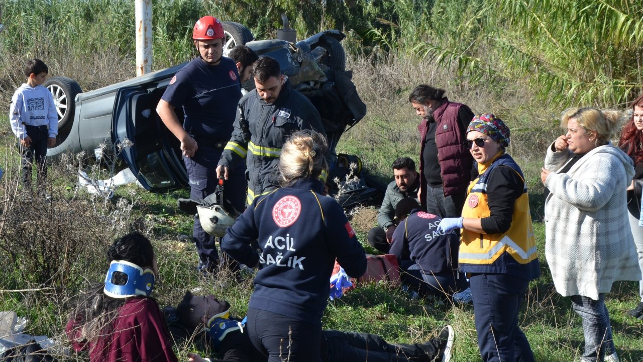 Şarampole yuvarlanan otomobildeki anne, baba ile çocukları yaralandı