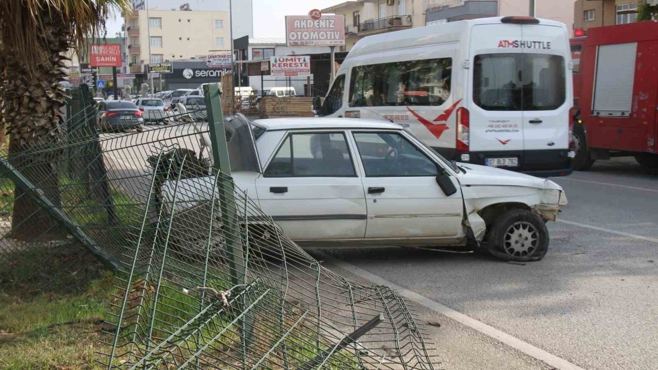 Serik’te yoldan çıkan otomobil bariyerlere çarparak durabildi