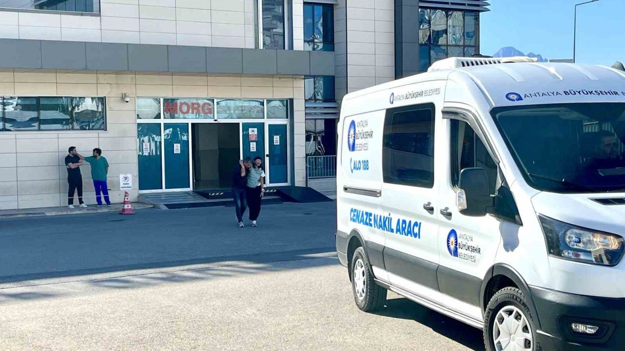 Sokak ortasında defalarca bıçaklanarak öldürülen yaşlı adamın cenazesi alındı
