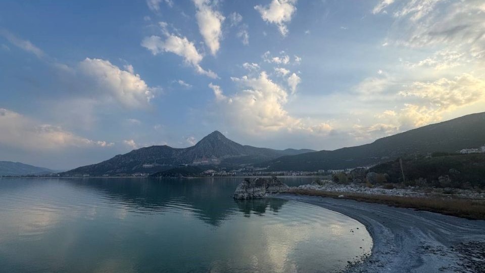 Suları çekilen Eğirdir Gölü’nde açığa çıkan kayalıkların arasından alevler yükseldi