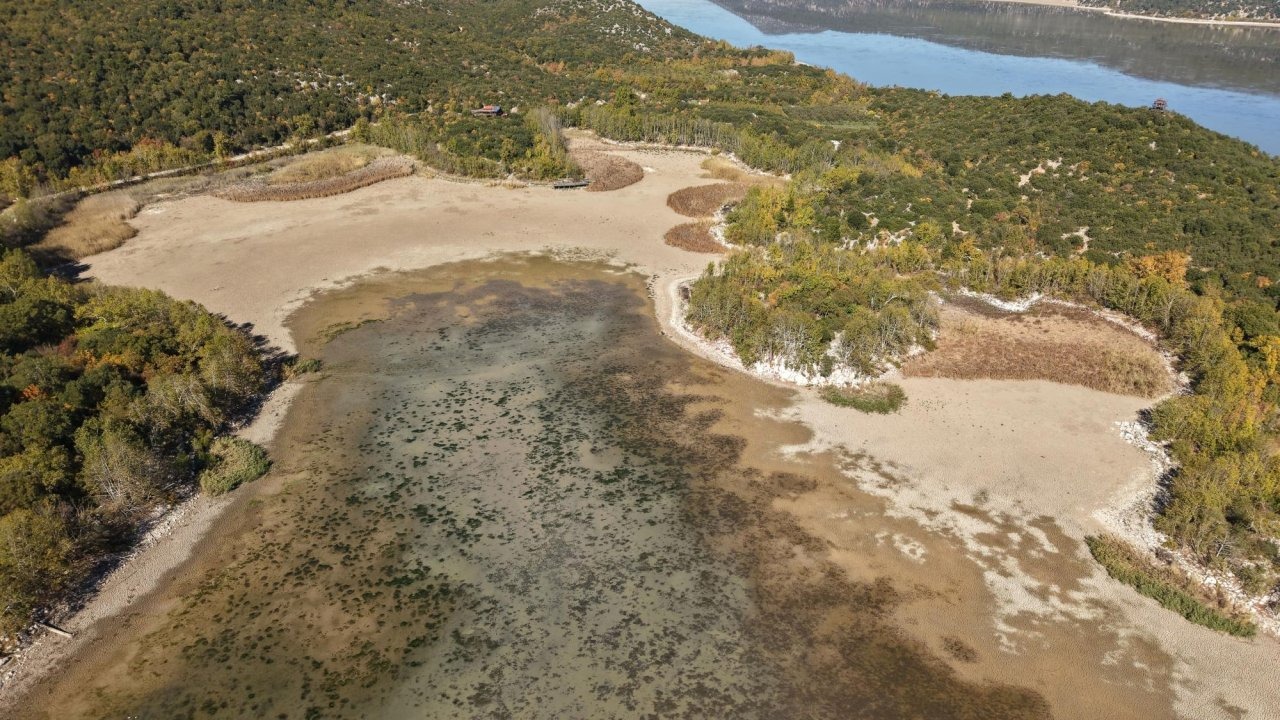 Suyu 300 metre çekilen Kovada Gölü&#039;nün &#039;milli park&#039; özelliği tehlikede