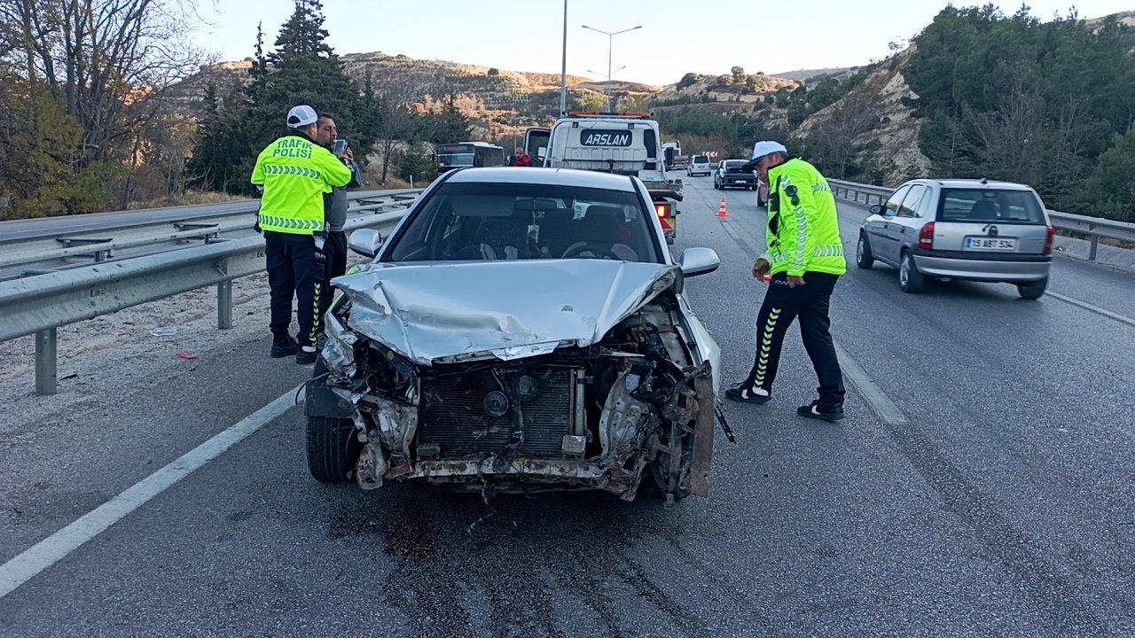 TIR ve otomobil çarpıştı: 3 yaralı