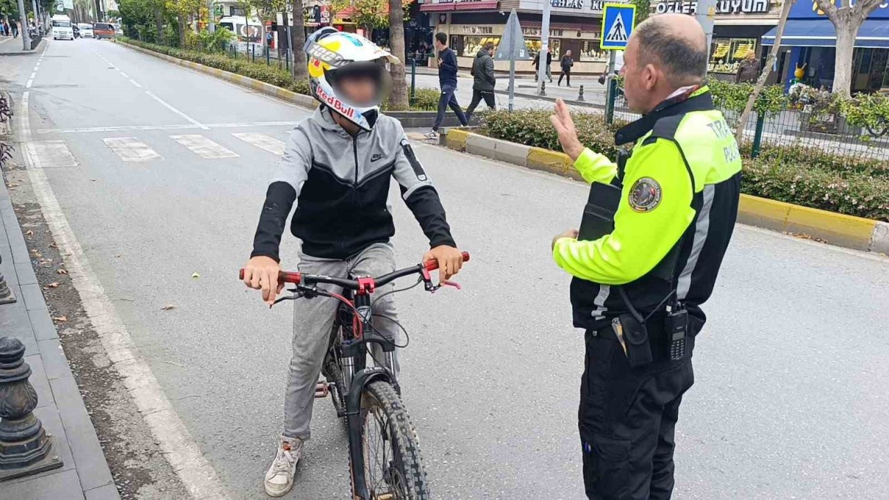 Trafik polisinden trafiği tehlikeye düşüren bisikletliye nasihat: &quot;Bisiklete ceza yazılmaz diye düşünmeyin&quot;