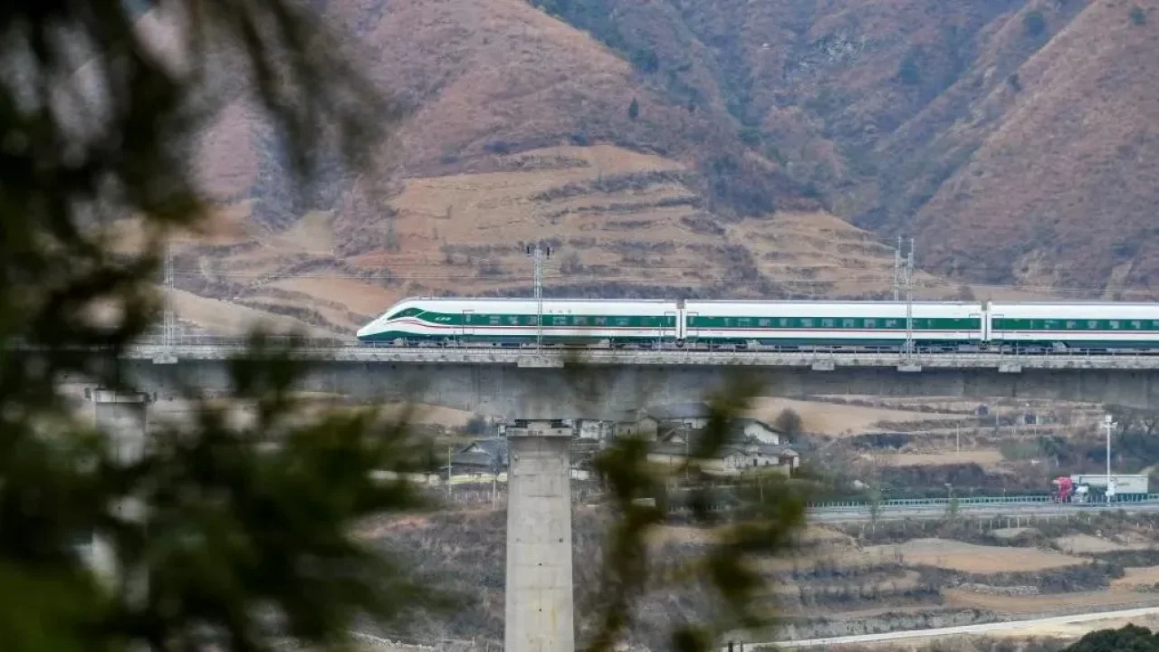 Tren işçilere çarptı!