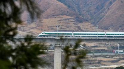 Tren işçilere çarptı!