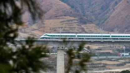 Tren işçilere çarptı!