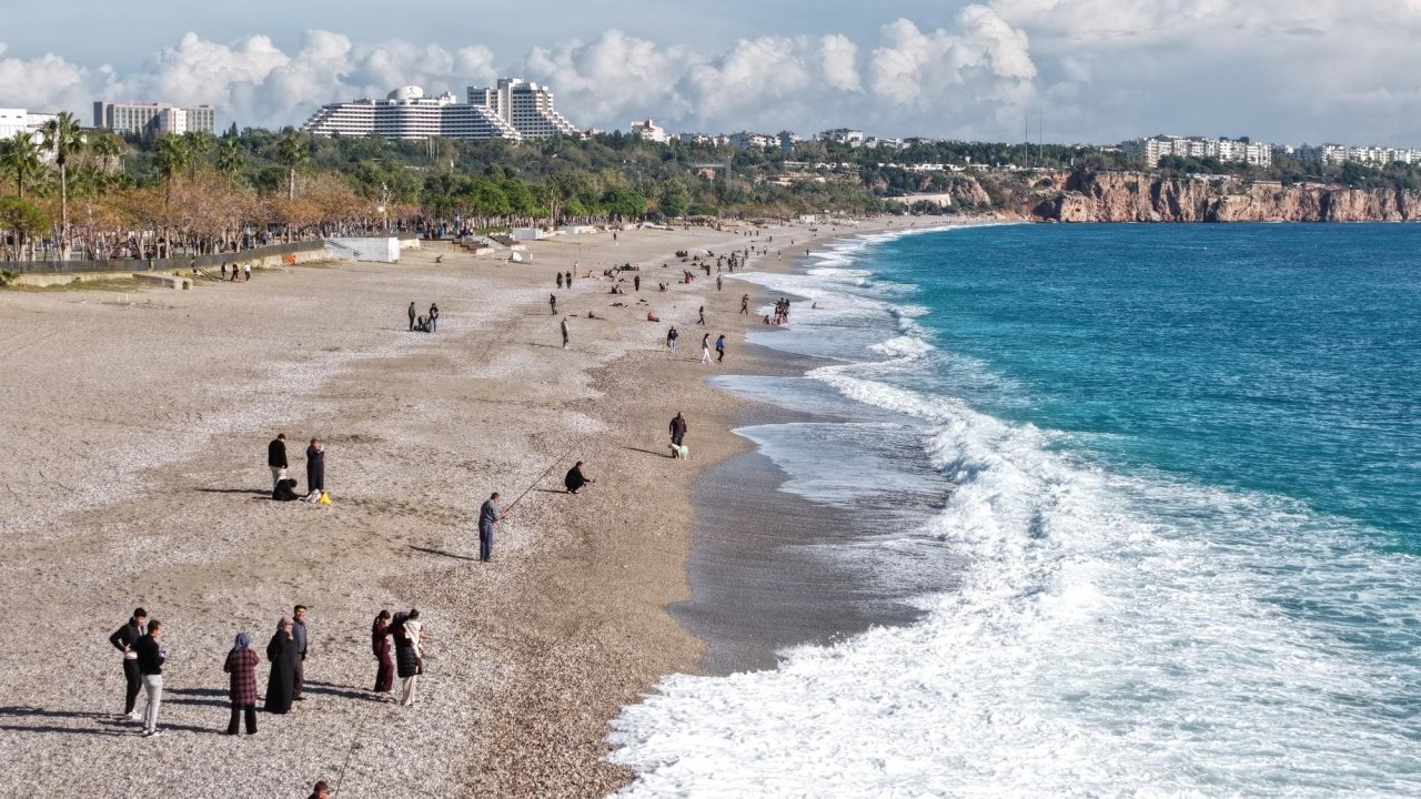 Yağmur sonrası Konyaaltı Sahili&#039;nde balık mesaisi