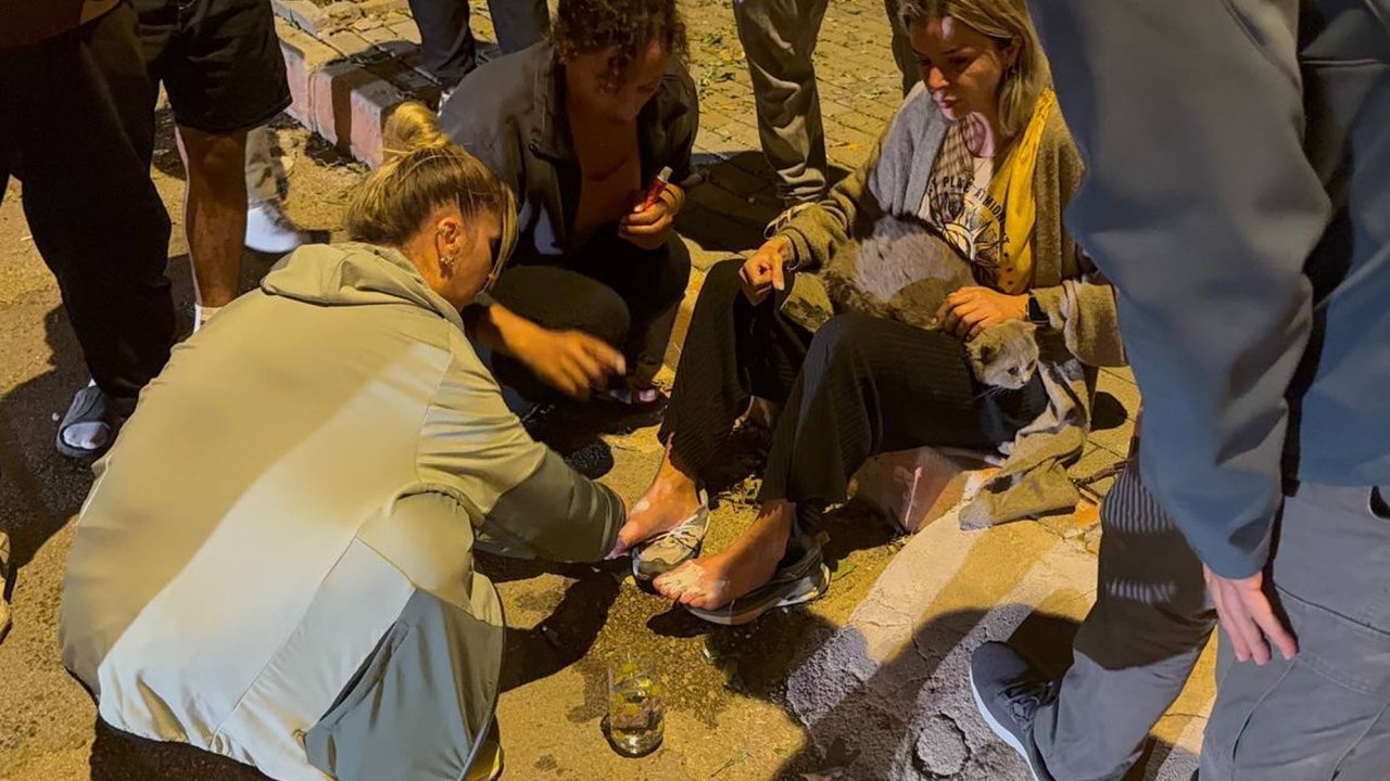 Yangında ayakları yanan kadın ile kedisine, komşuları yanık kremiyle müdahale etti