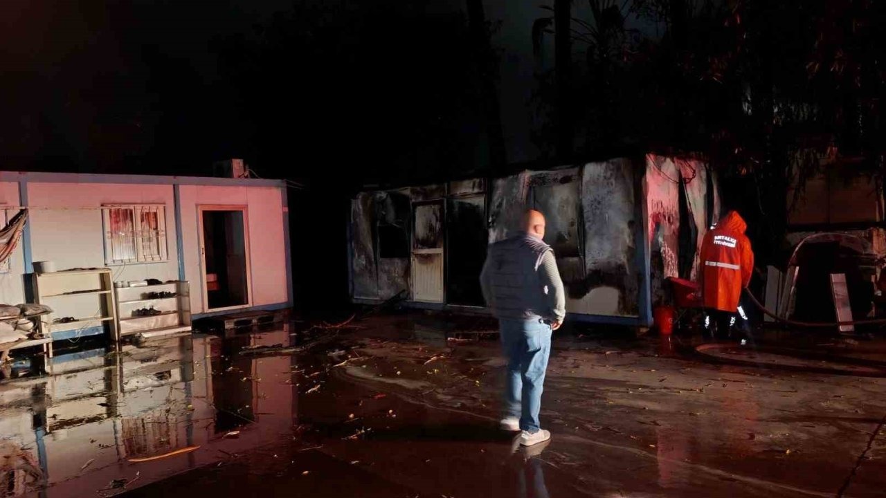 Yıldırım yangına sebep oldu konteyner küle döndü