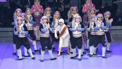 Yörem Halk Dansları minikleri AKM’de sahneyi salladı!