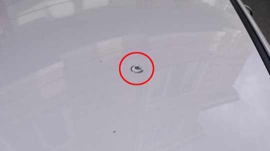 Yorgun mermi otomobilin tavanını deldi