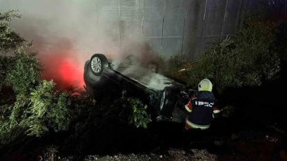 Kaza yapıp ters dönen elektrikli araçtaki yangına ekipler müdahale etti