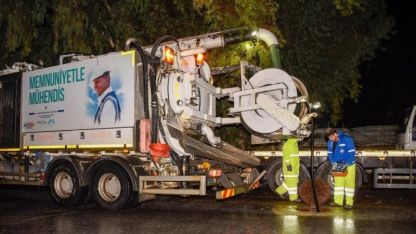 Mersin Büyükşehir Belediyesi ve MESKİ ekipleri gece boyunca görev yaptı