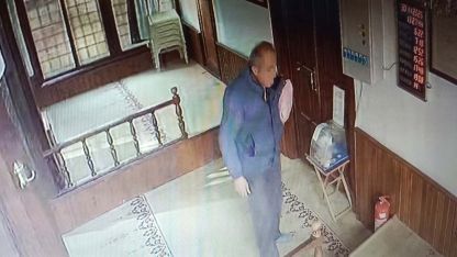 Camideki sadaka kutusunu çalan şüpheli kameraya yakalandı