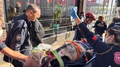 İnşaatın 5'inci katından 2'nci kata düşen işçi, iş makinesiyle indirildi