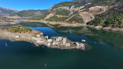 Kuraklık Kıbrıs’a içme suyu sağlayan barajı da vurdu: Su altındaki köy ortaya çıktı
