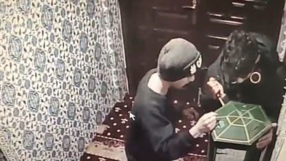 Camideki bağış kutusunu açamayan acemi hırsızlık şüphelileri kamerada