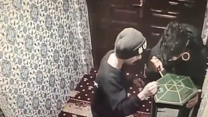 Camideki bağış kutusunu açamayan acemi hırsızlık şüphelileri kamerada