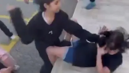 Akranları, kız öğrenciyi tekme- yumruk dövüp saçından sürükledi; o anlar kamerada