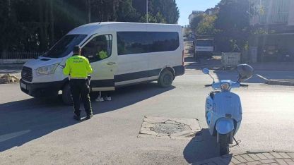 Manavgat’ta minibüsle çarpışan motosikletli yaralandı
