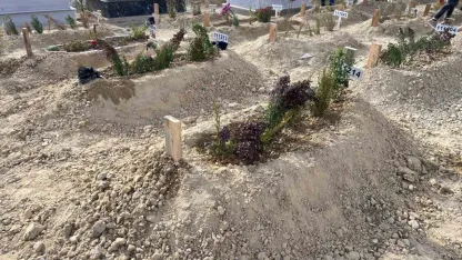 Mersin’de komşusu tarafından öldürülen anne ve oğlu toprağa verildi