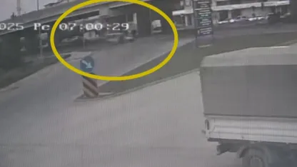Hafif ticari aracın çarptığı yaya yola savruldu, kaza anı güvenlik kamerasına yansıdı