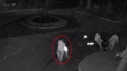 Mezarlıkta dubayı havuza fırlatıp kameraya el kol hareketi yaptılar