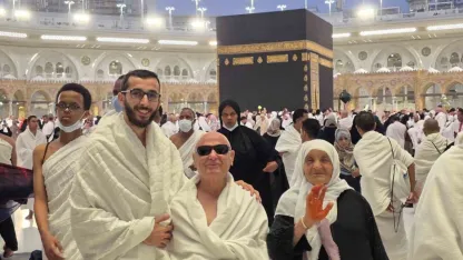 Görme engelli Ramazan amca ve Nuriye teyze umreye kavuştu