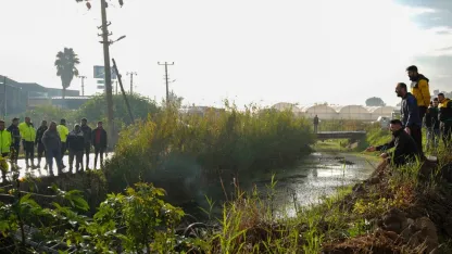 Kanala uçan cipte ölen eşinin cenazesinin çıkarılmasını gözyaşlarıyla izledi