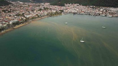Çamur rengine bürünen deniz havadan görüntülendi