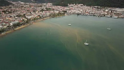 Çamur rengine bürünen deniz havadan görüntülendi