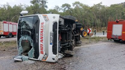 Kemer’de yolcu midibüsü devrildi: 5 yaralı