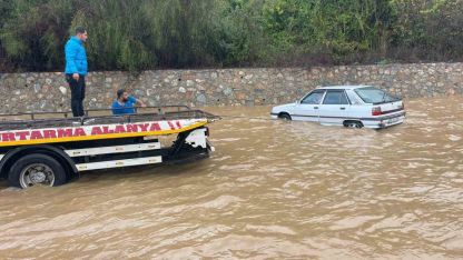Alanya-Antalya karayolunda araçlar mahsur kaldı