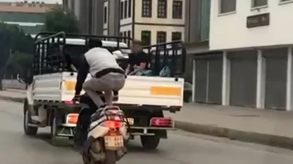 Motosikleti önce çömelerek, sonra yatarak sürdü