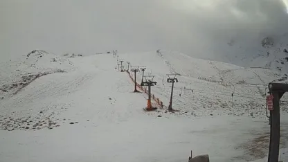 Davraz Kayak Merkezine mevsimin ilk karı düştü bazı noktalarda beyaza bürüdü