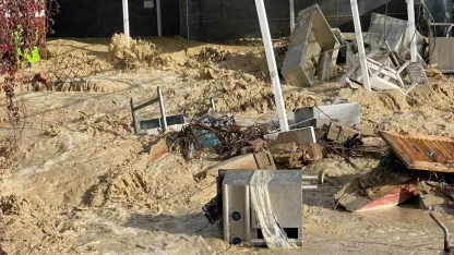 Alanya’da taşan dere 5 yıldızlı otelin sahildeki kafesini yıktı