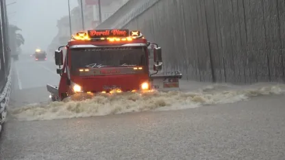Alanya’da sağanak yağış trafiği felç etti