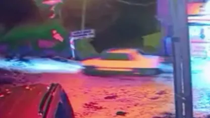 Otomobilin metrelerce aşağı düştüğü o anlar kameraya yansıdı: 2 yaralı