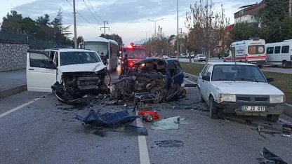 Yola çıkan kedi, kazaya neden oldu: 2 ölü, 3 yaralı