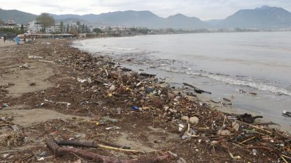 Alanya'da fırtına kirliliği gözler önüne serdi