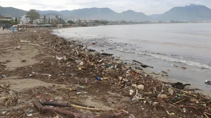 Alanya'da fırtına kirliliği gözler önüne serdi