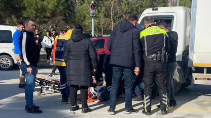 Yaya geçidinde kamyonet çarptı