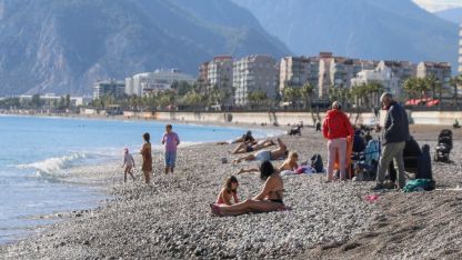 Aralık ayında denize girip, güneşlendiler