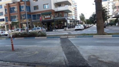 Yolda oluşan çukurları görünce dayanamayan esnaf  kum ve çakılla çukurları kendisi kapattı