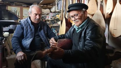 Bağlama çalma hayalini 84 yaşında gerçekleştirdi