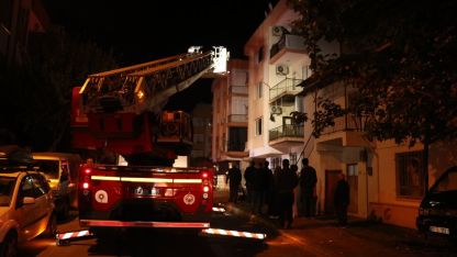Apartmanda yangın; komşu anne ve 3 çocuğu dumandan etkilendi