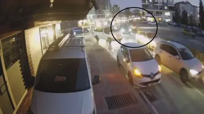 Kavşakta motosikletle otomobil çarpıştı: 1 yaralı